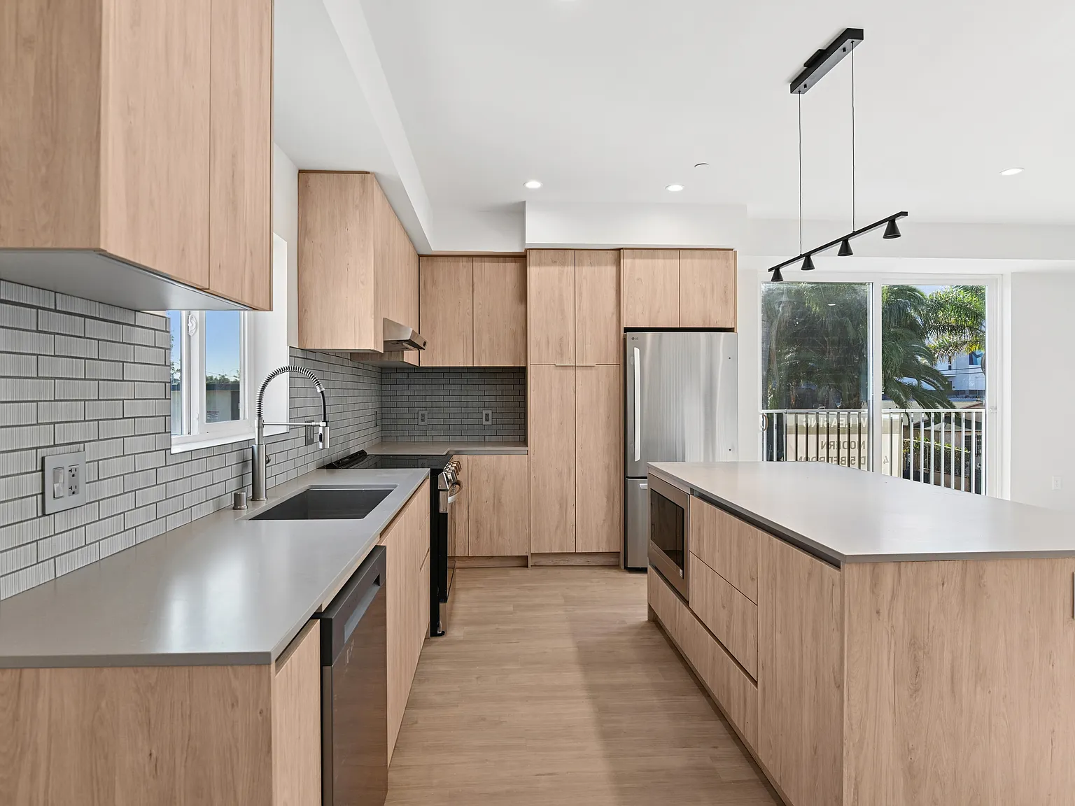 4 bed, 2115 sqft, $6,499 — Photo 4