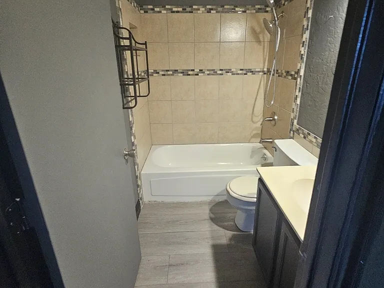1929 Lakeview Cir — Photo 15