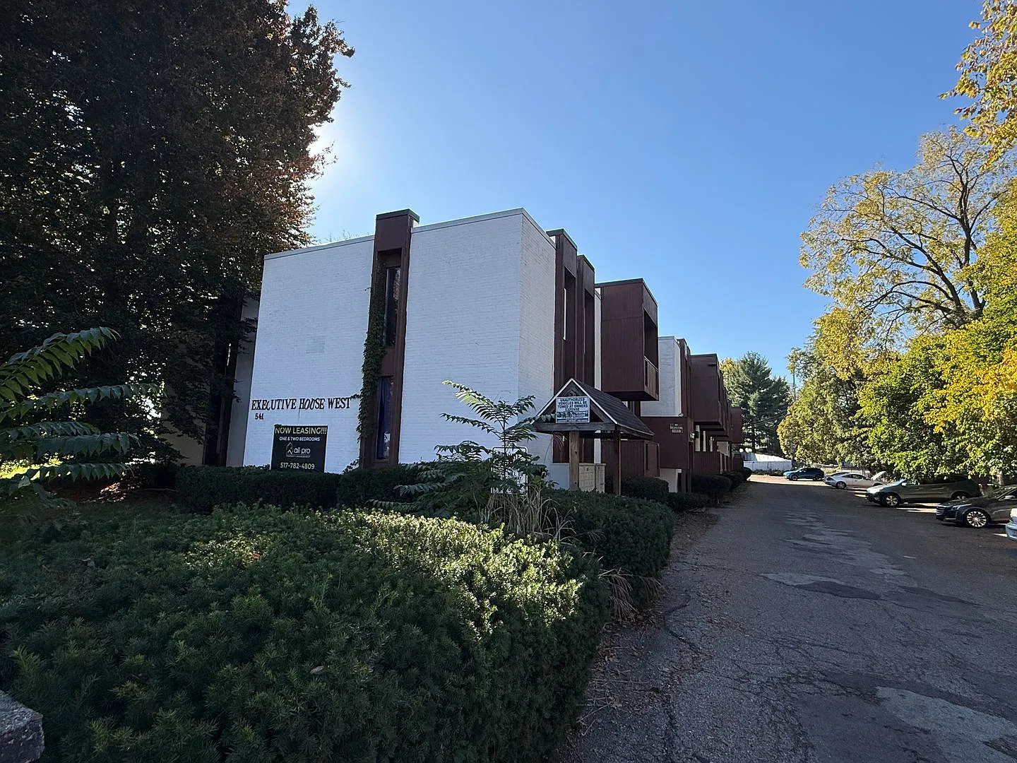 Executive House West — Photo 2