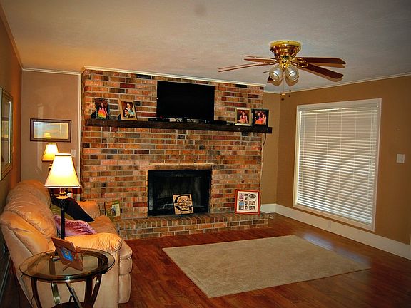 5th image of 819 Holmwood Dr