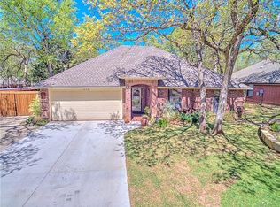 1049 Glen Oak Dr, Burleson, TX 76028