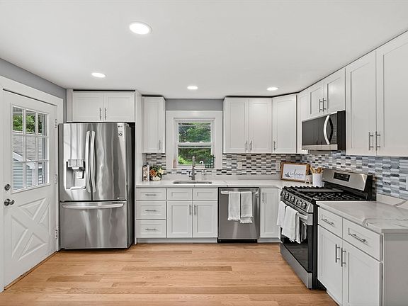 4th image of 17 Maple St