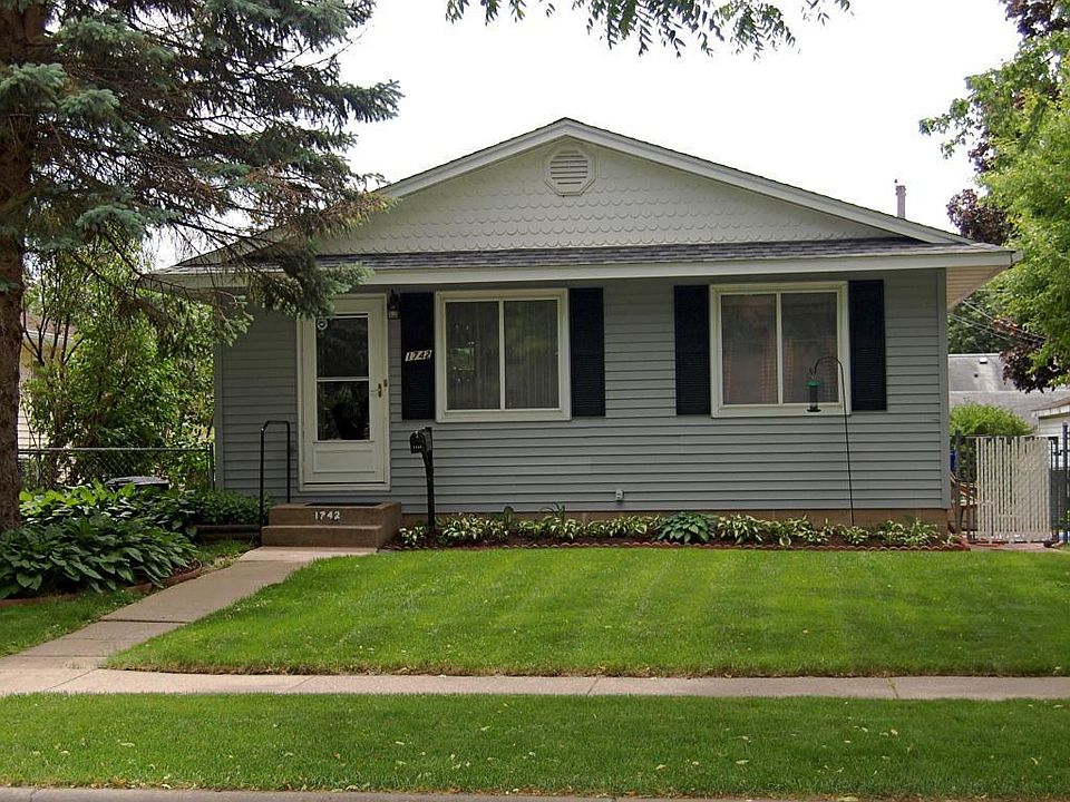 1st image of 1742 Iowa Ave E