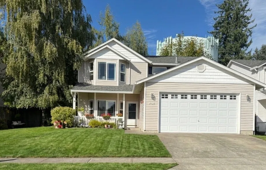 4 bed, 2.5 bath, 2222 sqft, $3,200 — Photo 1