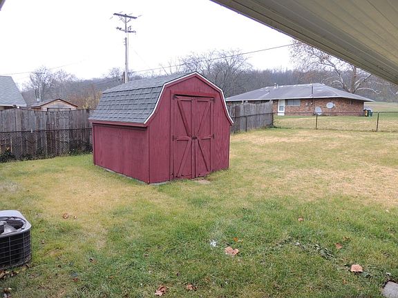 3rd image of 3880 Utica Dr