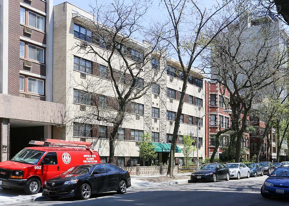 1st image of 510 W Briar Pl APT 509