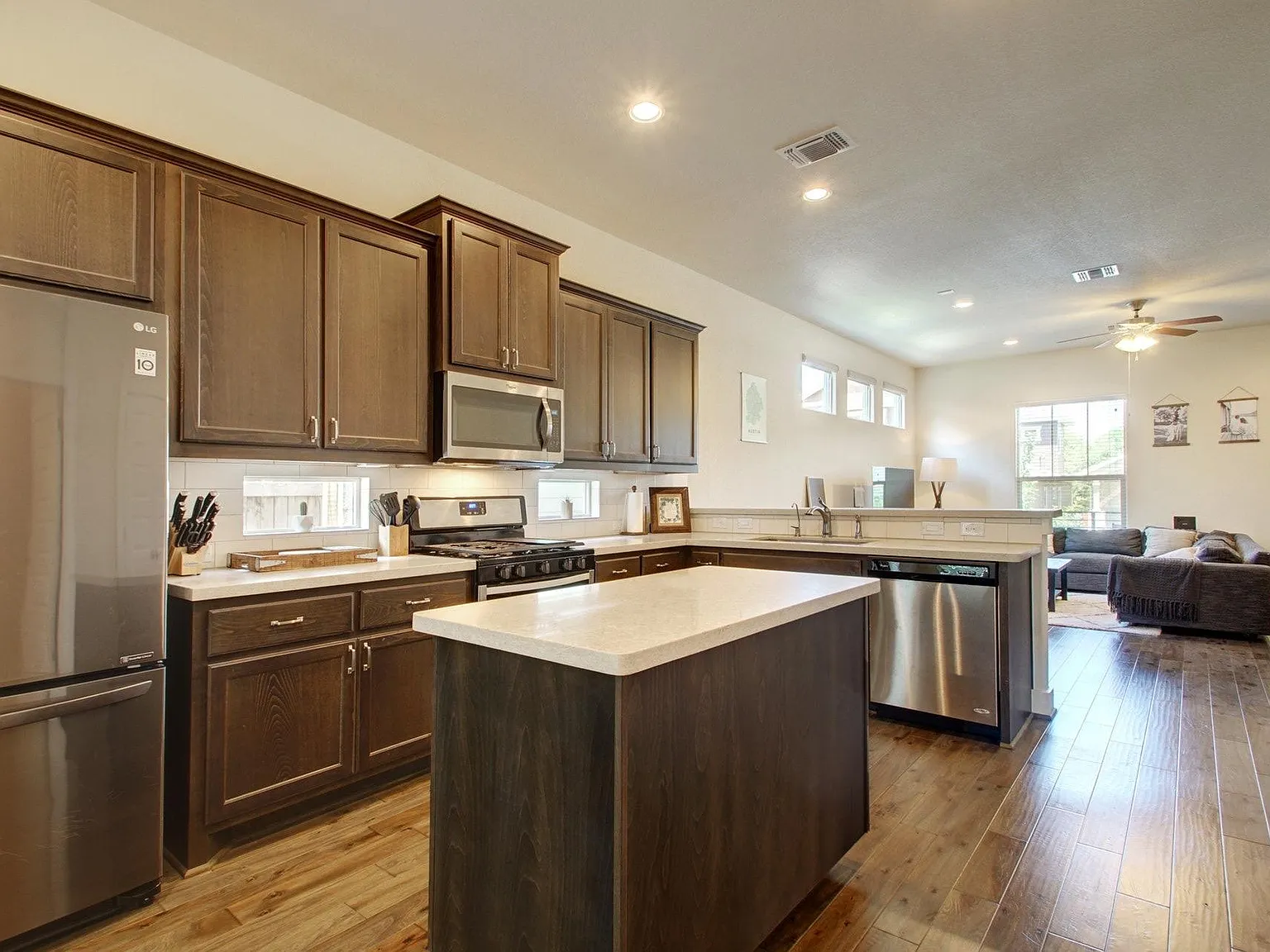 4 bed, 2.5 bath, 2396 sqft, $2,500 — Photo 4