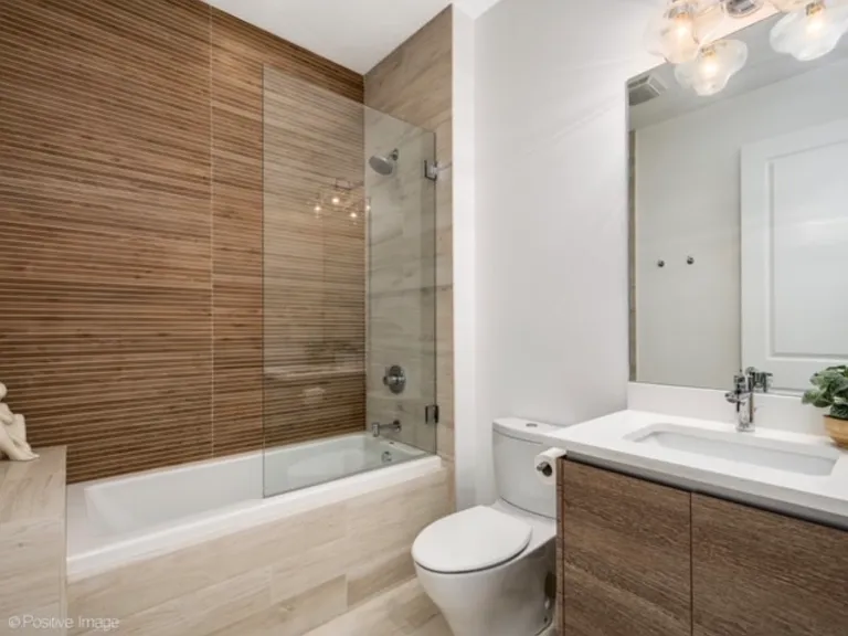 Bathroom, main floor