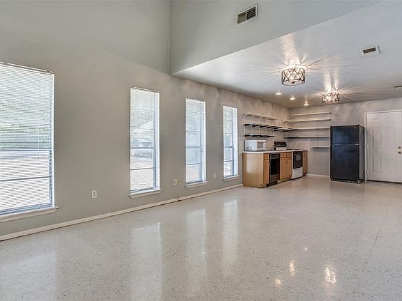3rd image of 2610 Lubbock Ave