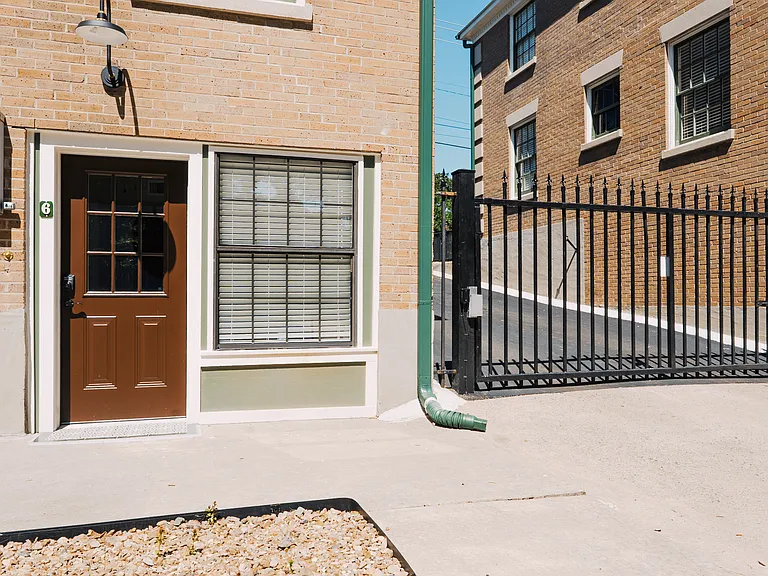 2213 Main St #6 — Photo 3