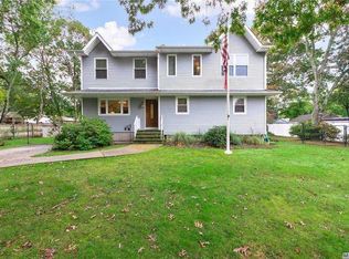 12 Reeves Pl, Mastic, NY 11950