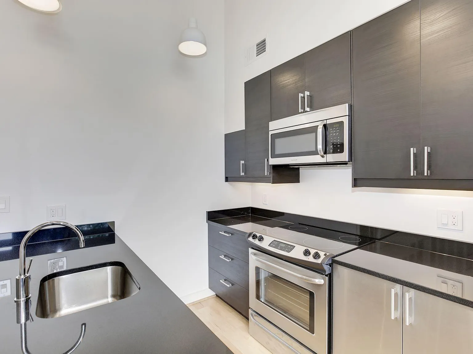 2 bed, 875 sqft, $1,995 — Photo 4