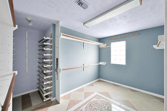 6715 Dillon Dr — Photo 19
