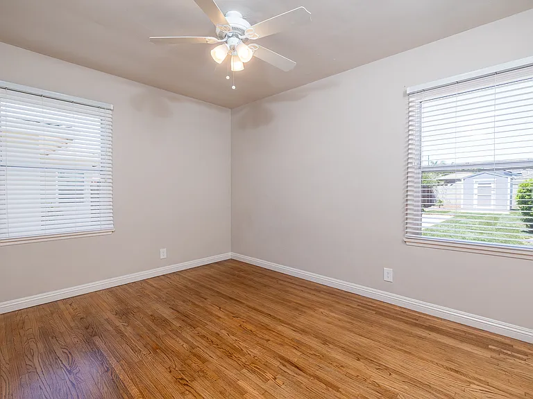 521 E Date St — Photo 23