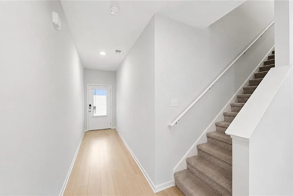 3 bed, 2.5 bath, 1760 sqft, $2,400 — Photo 3