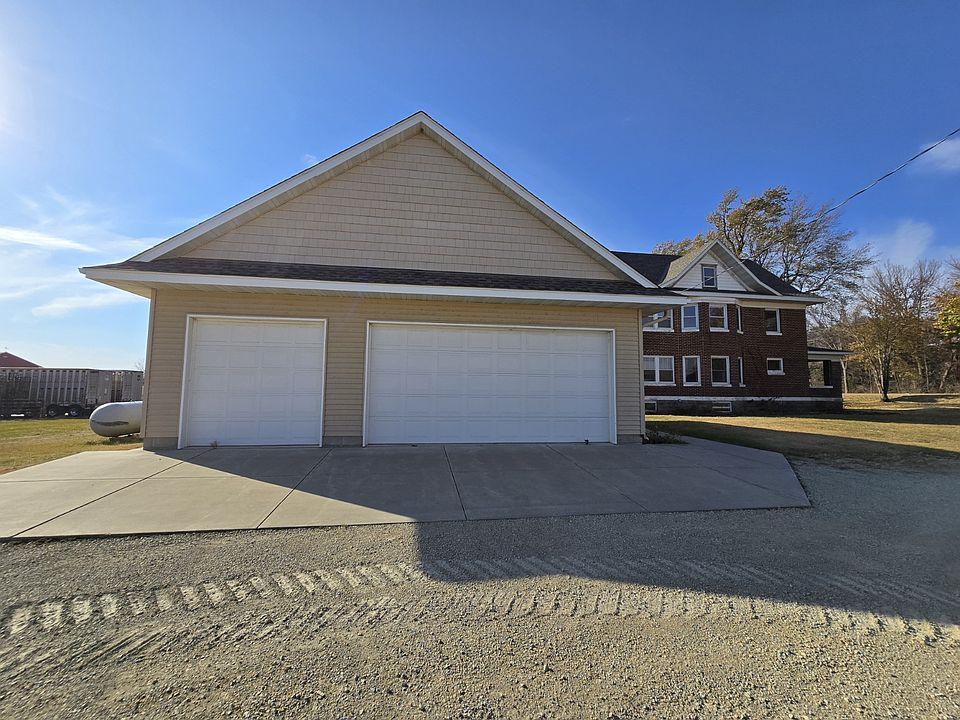 3 car garage has plenty of space for your vehicals and toys!