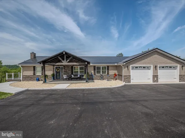 969 Fairview Dr, Berkeley Springs, WV 25411