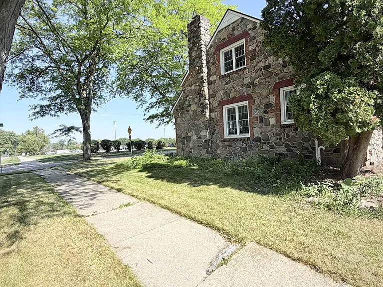 936 Owen St — Photo 14