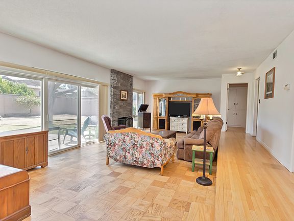 5th image of 404 N South Redwood Dr