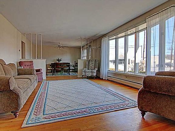 5th image of 44 Laurel Dr