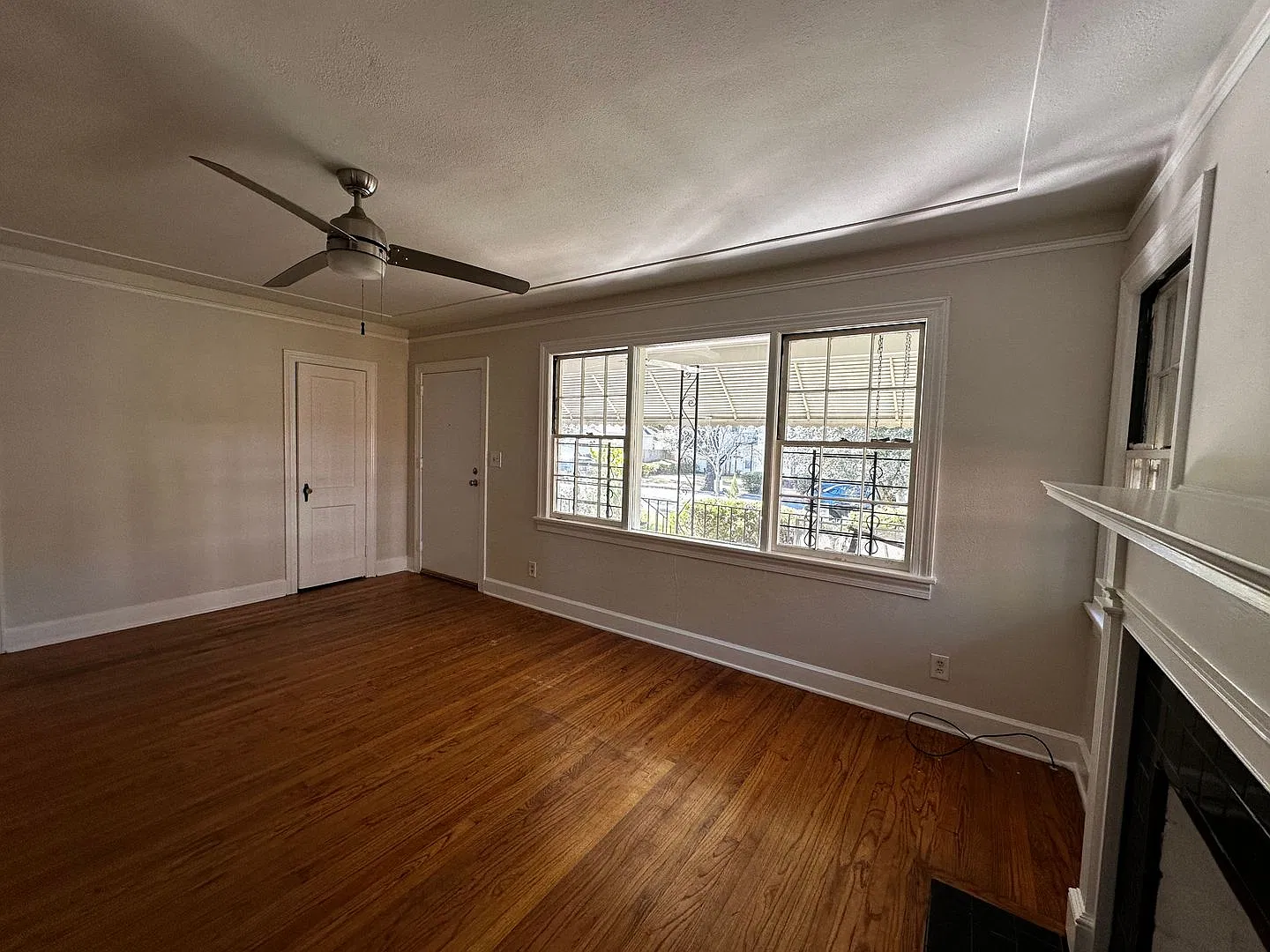 For Rent | 2 Bed 1 Bath | One-Story Bungalow With Front Porch Off Of Bull Street — Photo 2