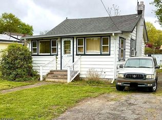 15 N Beach Rd, Lake Hopatcong, NJ 07849