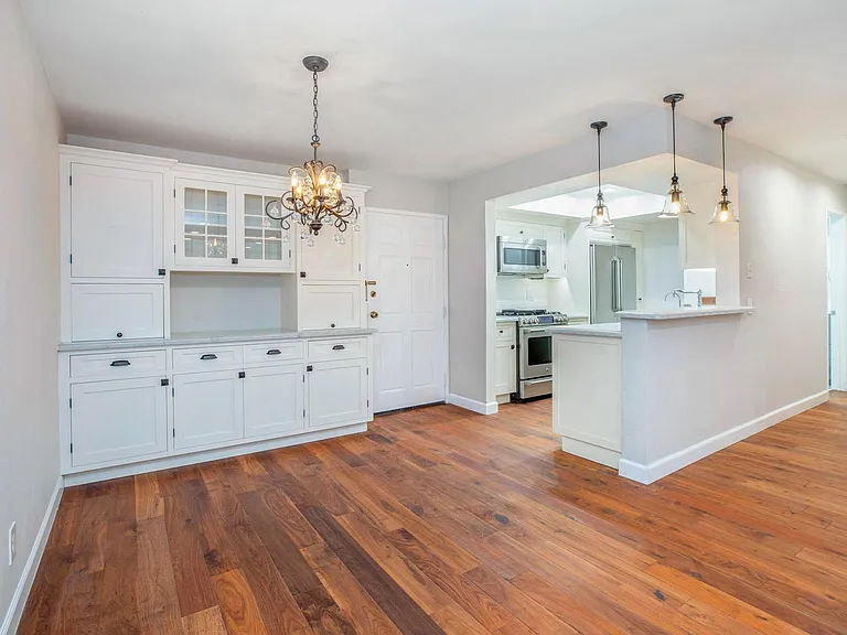 460 Oak St — Photo 8