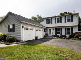 22 Westerly Dr, Sicklerville, NJ 08081
