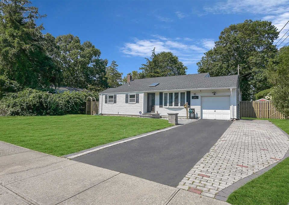 940 Gardiner Dr, Bay Shore, NY 11706 Zillow