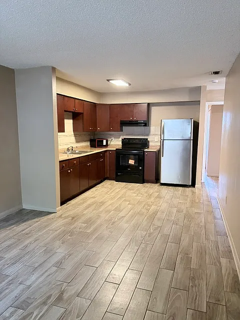 3 bed, 800 sqft, $1,700 — Photo 2