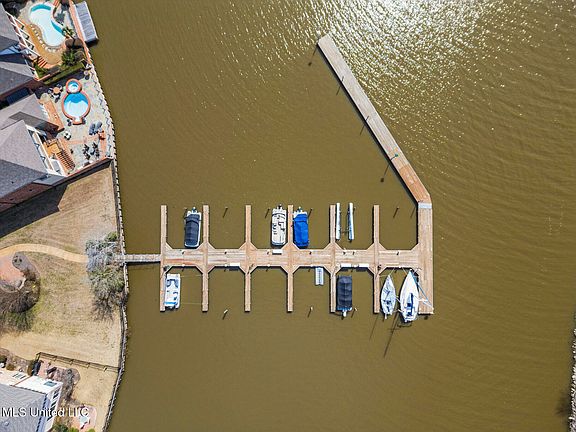 5th image of 404 Bay Cv