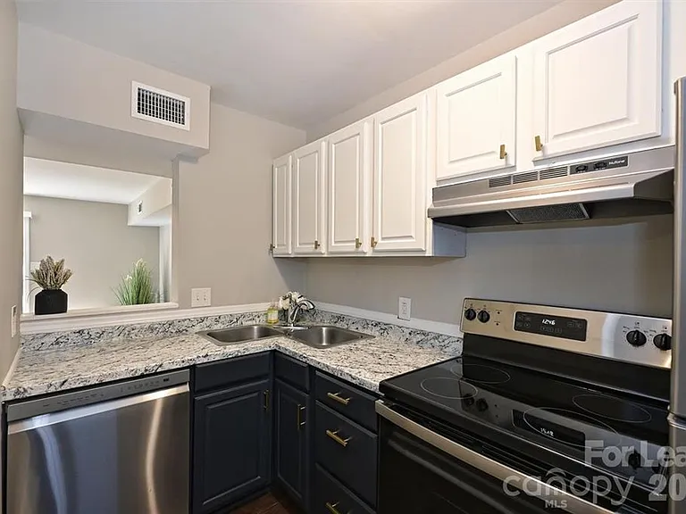 951 Hollywood St — Photo 3
