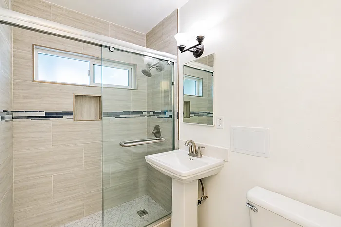 2122 E 10th St #4 — Photo 9