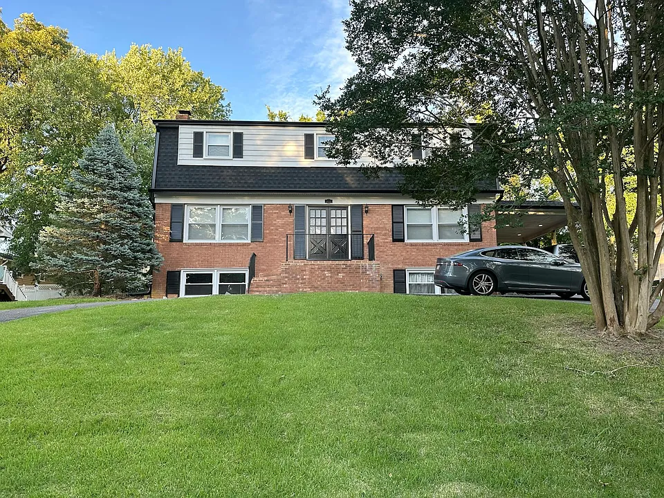 8621 Woodward Ave