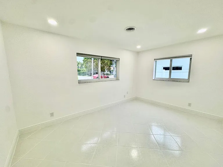 1200 SW 12th Ter — Photo 11