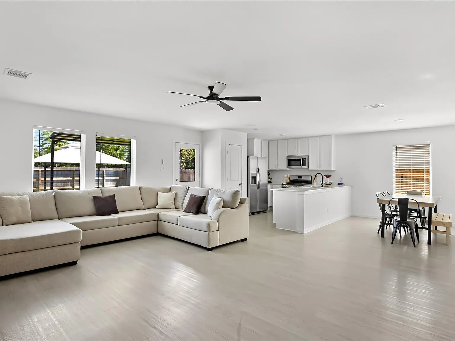 4 bed, 2.5 bath, 2036 sqft, $1,900 — Photo 4