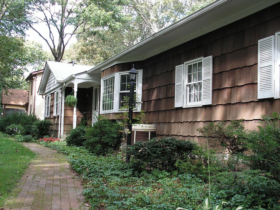 1st image of 103A Roosevelt Ave
