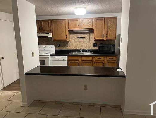 3rd image of 9500 Shannon Green Dr
