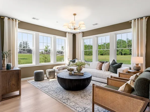 141 E Point Dr #312, Rumford, RI 02916