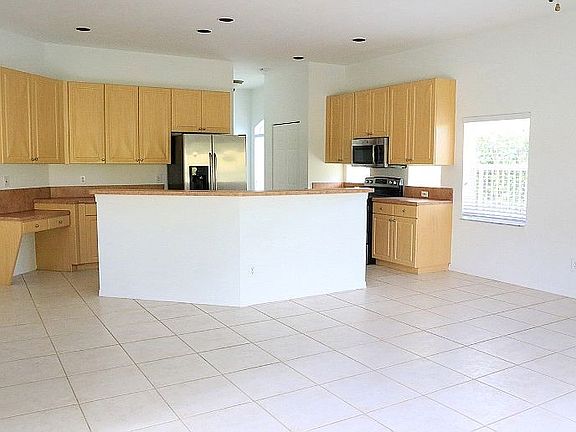 4th image of 16419 NW 14th St