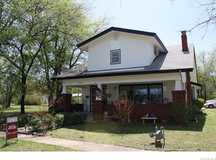 202 E 17th St, Mounds, OK --