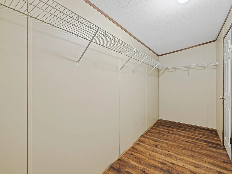 105 Jordan Dr — Photo 18
