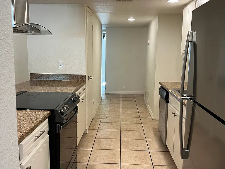 120 S San Jose Dr — Photo 11