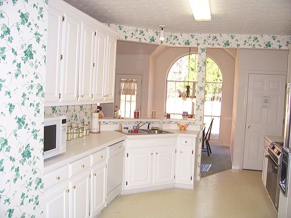 Nice bright white kitcken with upgraded cabinets