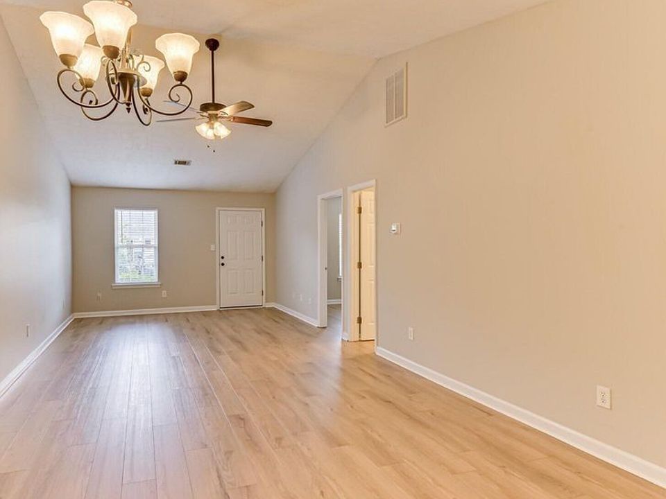 1st image of 403 Laurel Pl