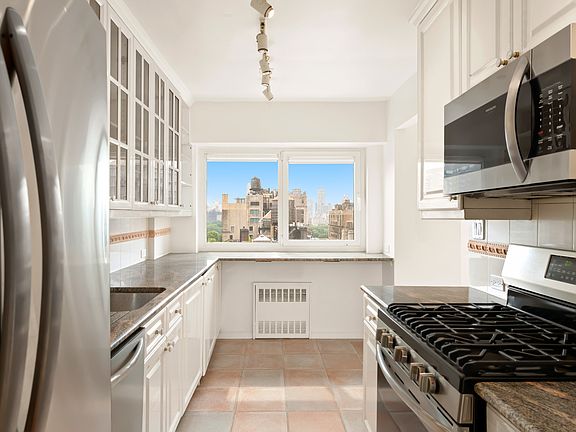 4th image of 45 W 67th St APT 17B