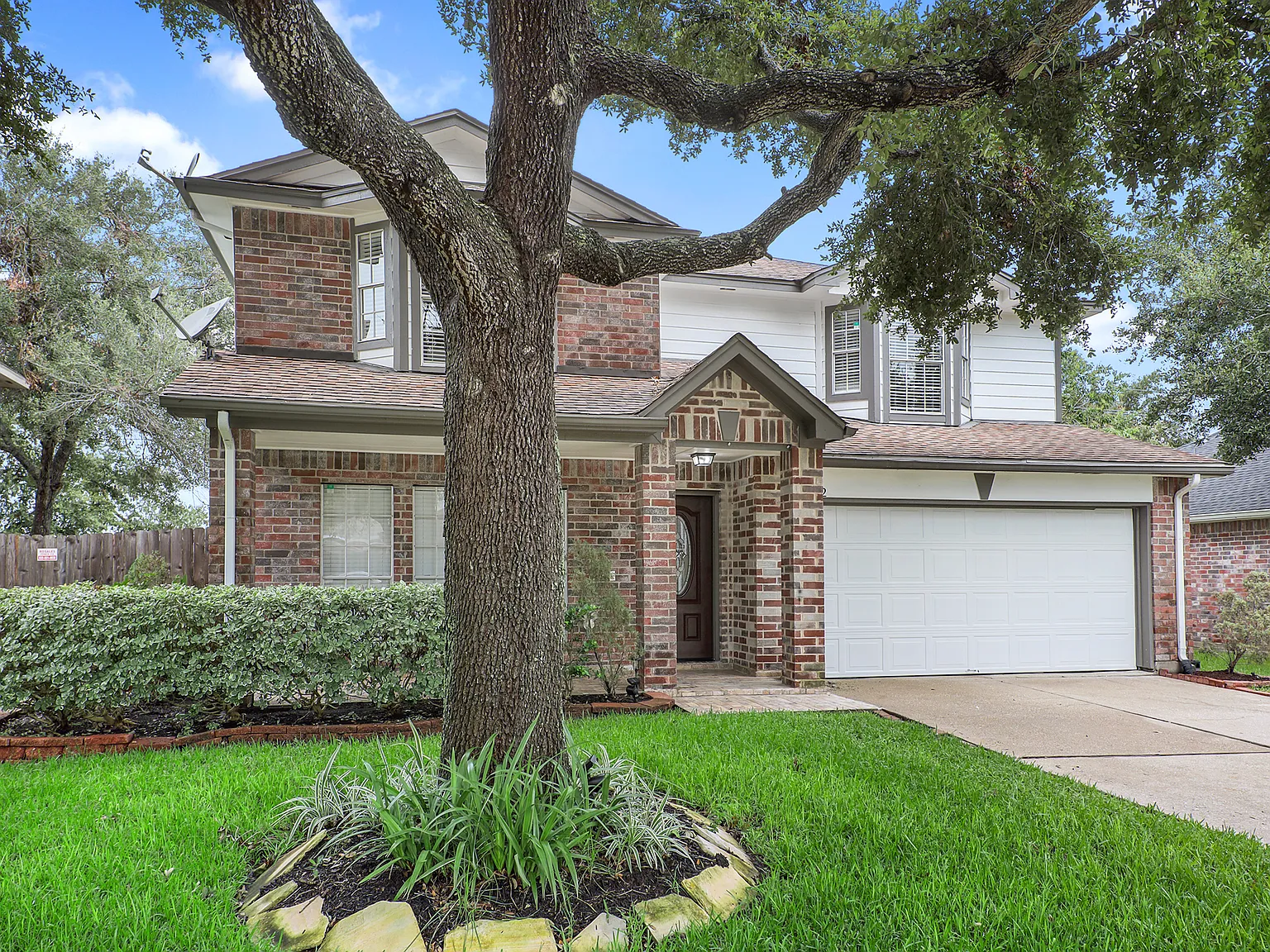 3 bed, 2.5 bath, 2333 sqft, $2,750 — Photo 2
