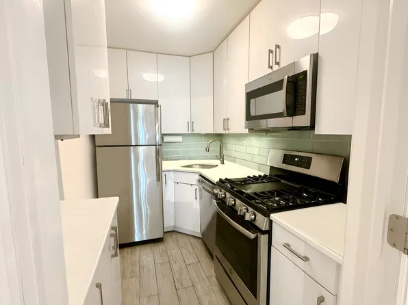 61-20 Grand Central Parkway image 6 of 13