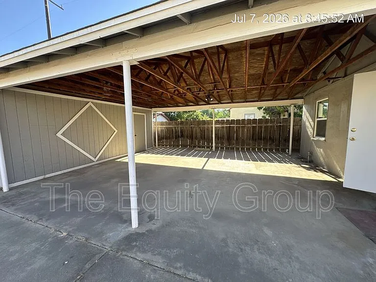 710 E Tulare Ave — Photo 13