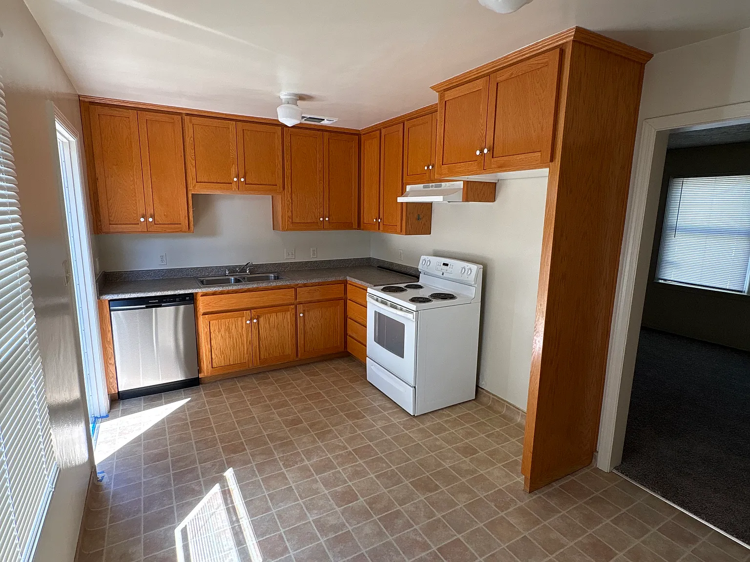 2 bed, 760 sqft, $2,000 — Photo 3